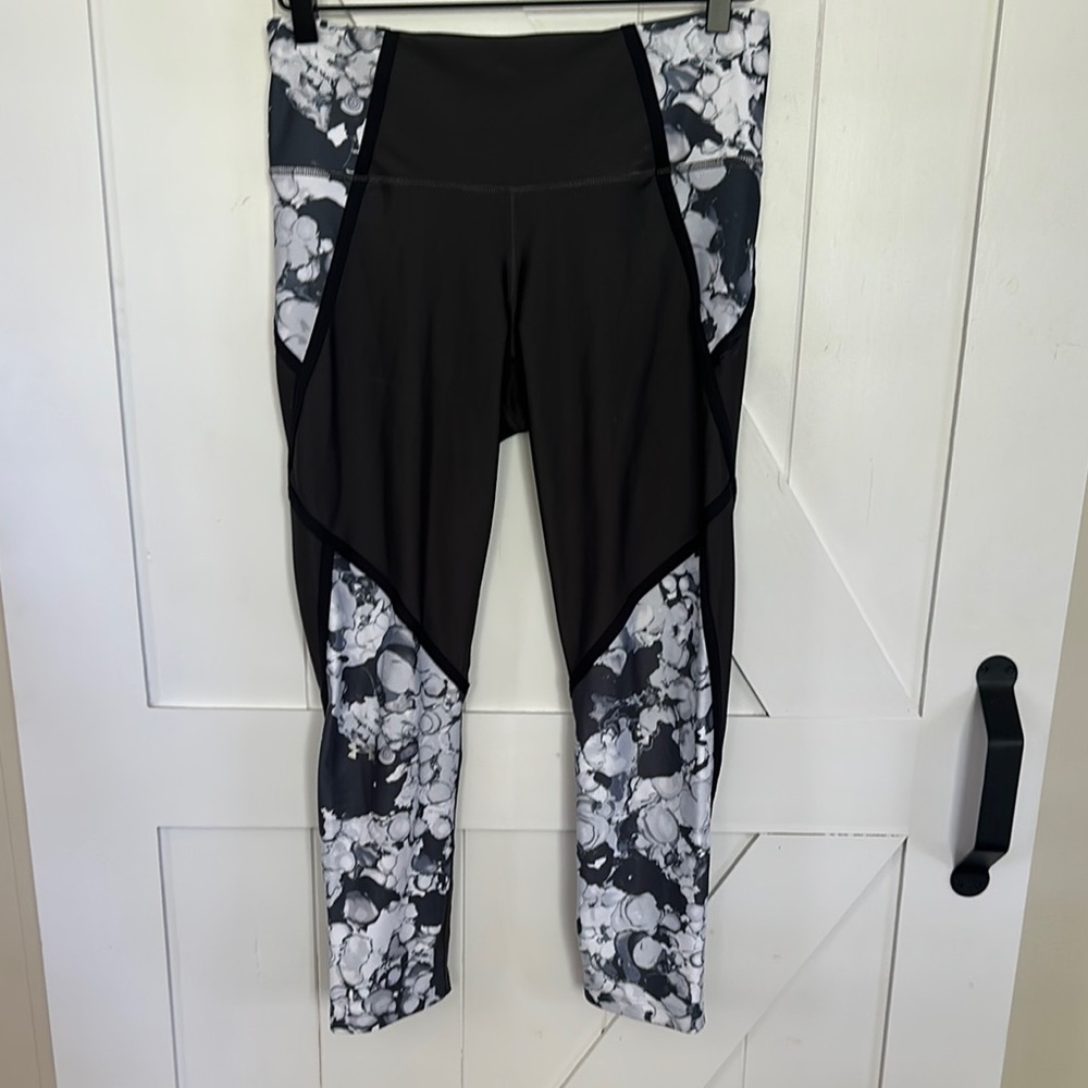 BOGO Under Armour Women’s Black & White Compression Heat Gear Leggings, Size L